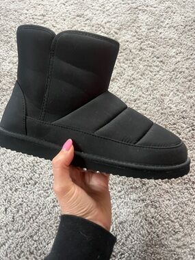 SZ 9 Old Navy Faux Fur-Lined Quilted Shell Boot